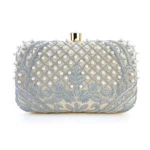 Elegante bolso de noche beige con bordado plateado y perlas para eventos formales.