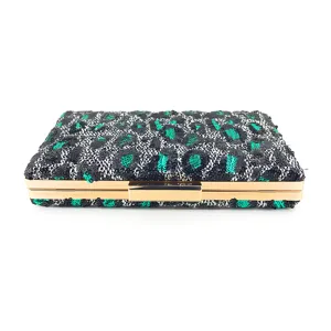 Pochette de soirée zébrée à sequins avec cadre et fermoir en métal doré brillant.