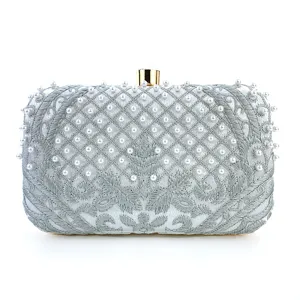 Bolso de noche tipo cartera bordado con perlas plateadas y cierre dorado elegante.