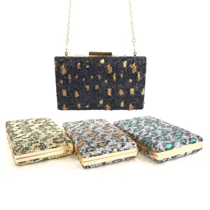 Sac de soirée élégant en sequins avec motif léopard, chaîne en métal et fermeture sécurisée.