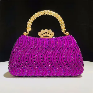 Bolso de noche de estrass violeta con asa dorada y cierre de corona para boda y fiesta.