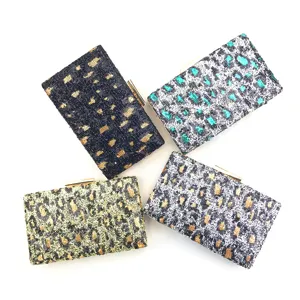 Gros plan des détails de pocchettes de soirée stylées à sequins et imprimé léopard.