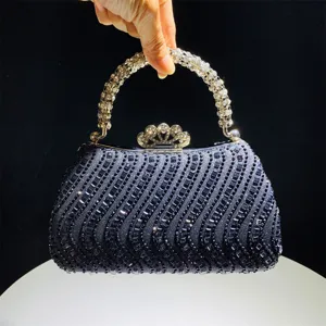 Elegante bolso de noche de estrás con asa de diamantes y cierre de corona para bodas.