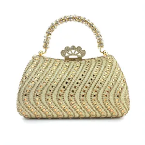 Elegante bolso de noche dorado de strass con cierre de corona y asa brillante.