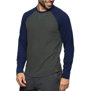Haut manches longues col rond colorblock homme vue détail, vêtement casual gros plan.