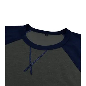 Gros plan detaille du col de sweatshirt raglan manches longues homme gris fonce et marine.
