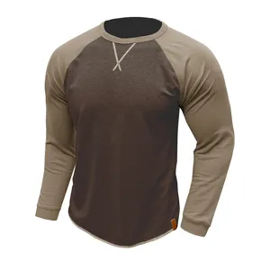 Gros plan detail du sweat homme manches longues raglan bloc de couleurs col ras du cou.