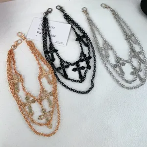 Nahaufnahme Detail der mehrschichtigen Kreuzanhänger Hüftkette, Gothic Retro Metall Kette.