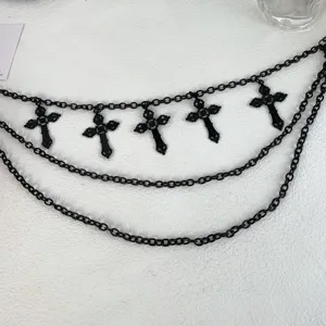 Gothischer mehrlagiger schwarzer Kreuz Anhänger Taillenkette Detailansicht, cooler Punk Stil.