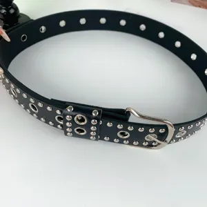 Nahaufnahme des schwarzen Leder Punk Ösengürtels mit silbernen Metallnieten für Damen