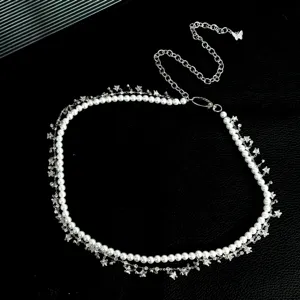 Chaîne de taille élégante en perles avec breloques papillon, accessoire pour femme détail.