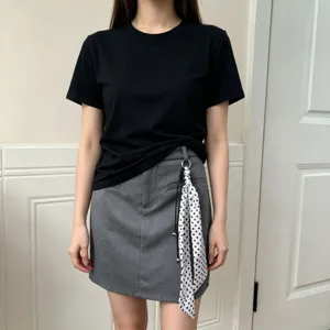 Sciarpa in seta con pois in vita, elegante cintura a nastro per outfit alla moda donna.