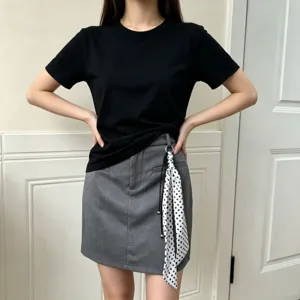 Dettaglio della sciarpa lunga a pois come accessorio elegante per la vita e i vestiti.