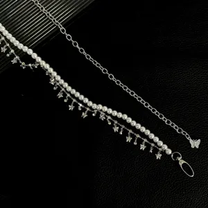 Vue détaillée de la chaîne de taille tendance en perles avec pendentifs papillons pour femmes.