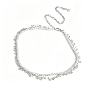 Chaine de taille tendance en perles avec pendentifs papillon, accessoire de robe élégant.