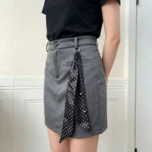Cintura da vita con sciarpa lunga a pois neri e bianchi da donna accessorio di moda.