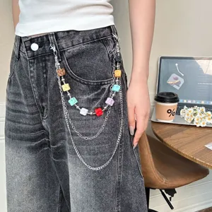 Mehrlagige Punk-Hosenkette mit bunten Würfel-Anhänger, einzigartiges Metall-Taille-Detail.