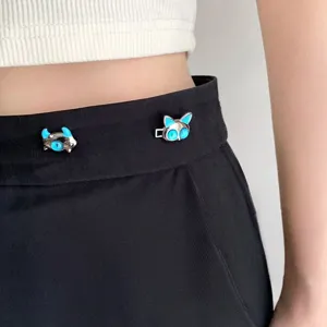 Detailansicht des niedlichen Cartoon-Katzen-Taillenclips für Damen, modisches Metallaccessoire.