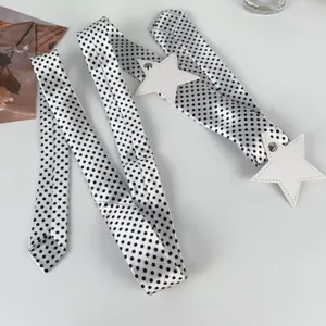 Cintura a pois neri e bianchi con applicazioni di stelle bianche accessorio chic per donna