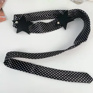 Cintura retrò a pois con decorazioni di stelle in pelle nera, accessorio moda alla moda.
