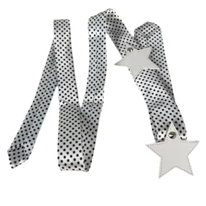 Cinghia decorativa a pois neri e bianchi con eleganti dettagli a forma di stella bianca.