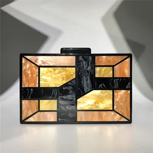 Détail de sac de soirée géométrique en acrylique, pochette marbrée de luxe pour femme.