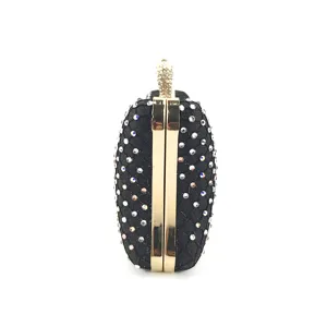 Detaillierte Ansicht der schwarzen Strass-Abendtasche mit glänzenden Kristallen für elegante Anlässe.