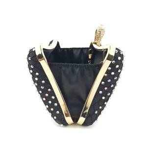 Elegante schwarze Strass Abendtasche Damen Clutch mit goldenem Metallrahmen und Griff.