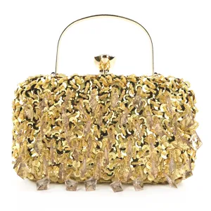 Elegante gouden pailletten avondtas clutch met kralen en metalen handvat voor vrouwen.