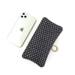 Schwarze Strass-Abendtasche mit funkelnden Kristallen und elegantem Ringgriff für Damen.
