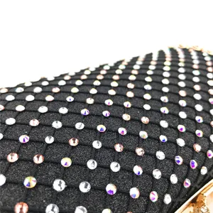 Nahaufnahme der schwarzen Mesh Abendtasche verziert mit bunten glitzernden Strasssteinen.
