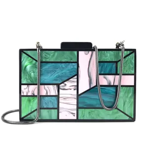 Détail en gros plan de la pochette de soirée en acrylique mosaïque géométrique et chaîne.