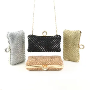 Detaillierte Ansicht von funkelnden Strass-Abendtaschen mit Ringgriff und edler Kette.