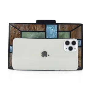 Sac de soirée géométrique en acrylique, vue détaillée, pochette élégante pour fêtes femmes.