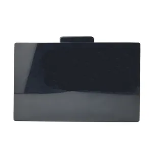 Vue de détail d'une pochette de soirée noire en acrylique, design rigide et élégant.