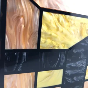 Détail de sac de soirée géométrique en acrylique, élégante pochette tendance femmes.