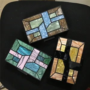 Ensemble de pochette de soirée géométrique en acrylique style vitrail pour femme.