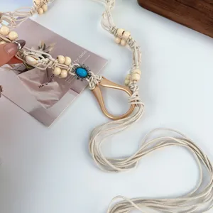 Ceinture de corde tressée bohème avec perles en bois, coquillages et boucle turquoise.