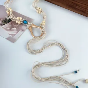 Ceinture tressée en chanvre style bohème avec perles en bois et de superbes pompons.