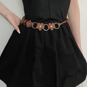 Stile bohémien marrone fiore pelle anello metallo catena vita vista dettagliata