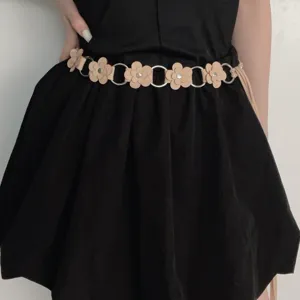 Catena da vita floreale bohémienne con anelli in metallo e nappa, accessorio moda elegante.