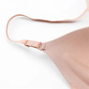 Draadloze naadloze bh close-up, nude comfortabele zachte cup ondergoed detail foto.