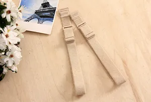 Detailansicht verstellbarer, beiger BH-Träger mit zarten Mustern und passenden Schnallen.