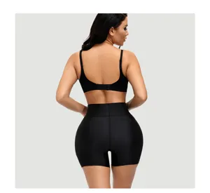 Vue détaillée du short gainant taille haute noir montrant l'effet push-up à l'arrière.