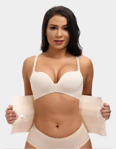 Nahaufnahme des beige Taillenmieders am Model, das atmungsaktives elastisches Gewebe zeigt.
