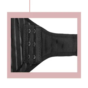 Détail de la fermeture à crochets et œillets au dos de la lingerie en tissu extensible rayé.