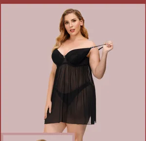 Détail de nuisette transparente en résille noire grande taille avec bonnets en dentelle.