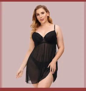 Détail de nuisette grande taille en dentelle sexy avec tissu transparent et délicat.