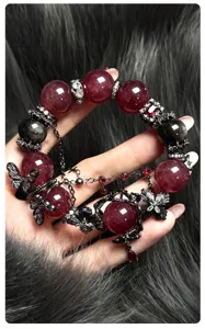 Dunkelrotes natur Erdbeerquarz Perlenarmband mit gothischen Metall Schmetterlingen.
