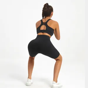 Schwarzes Sportset für Damen, Sport-BH mit Kreuz-Rücken und High-Waist Yoga-Shorts für Fitness.